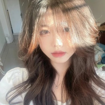 出墙红杏两家春